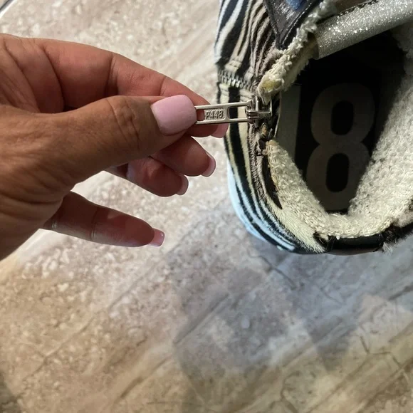 P488 black & silver sneakers size 39 which is size 9 Gently used - Picture 6 of 7